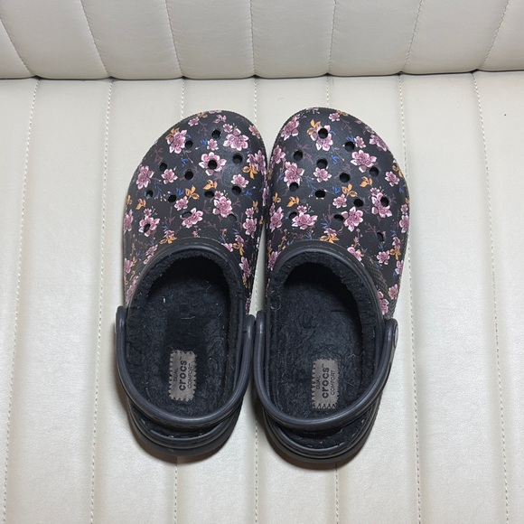 CROCS Black Floral size 7 women’s Clogs fur inside - Picture 3 of 10